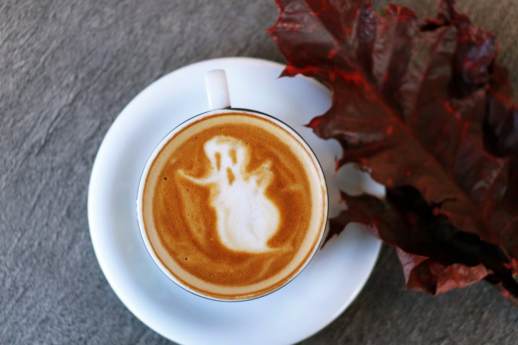 un fantôme dans une tasse à café